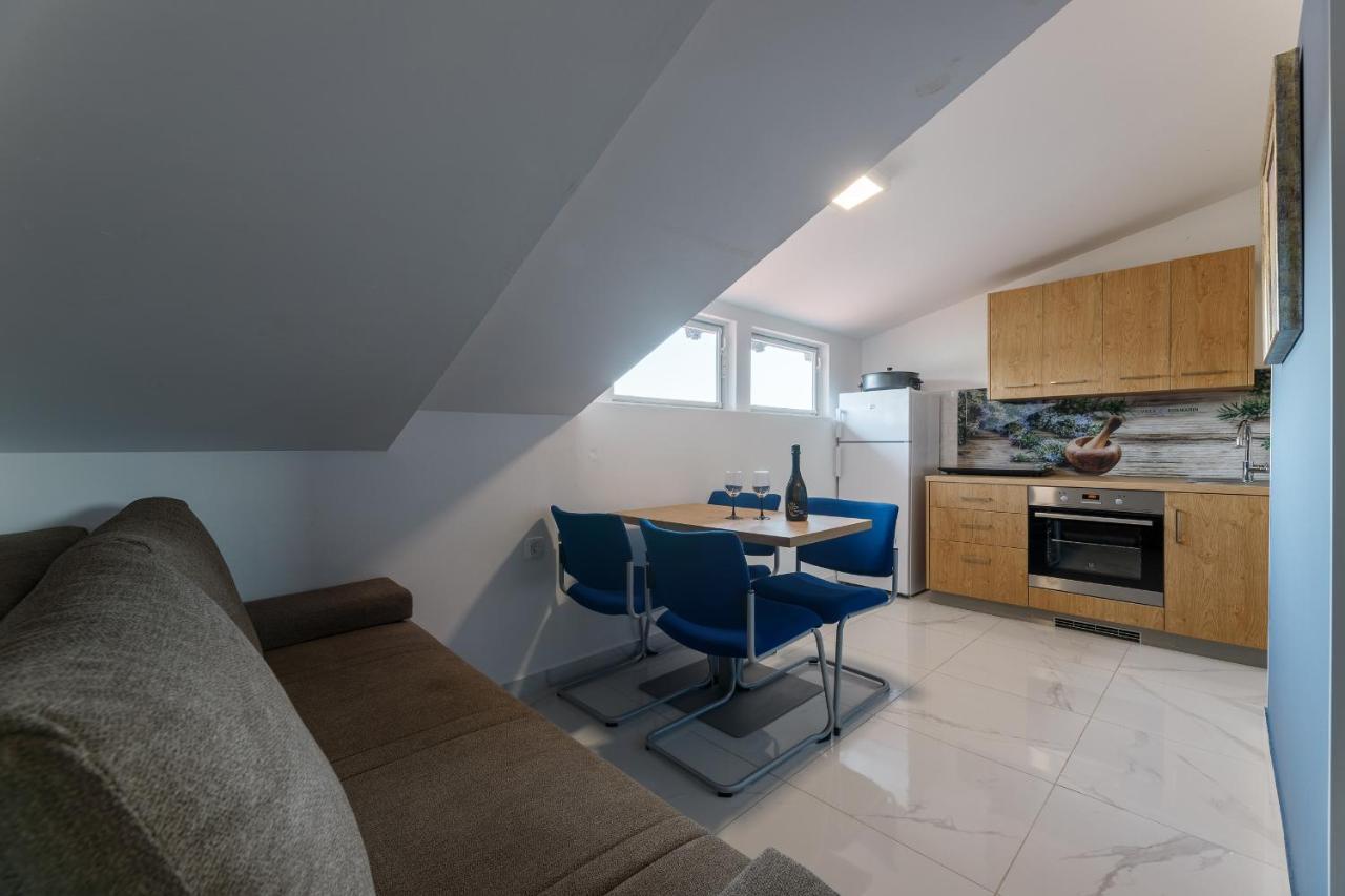 Appartement Rosmarin - Family Friendly, Beachfront Pašman
