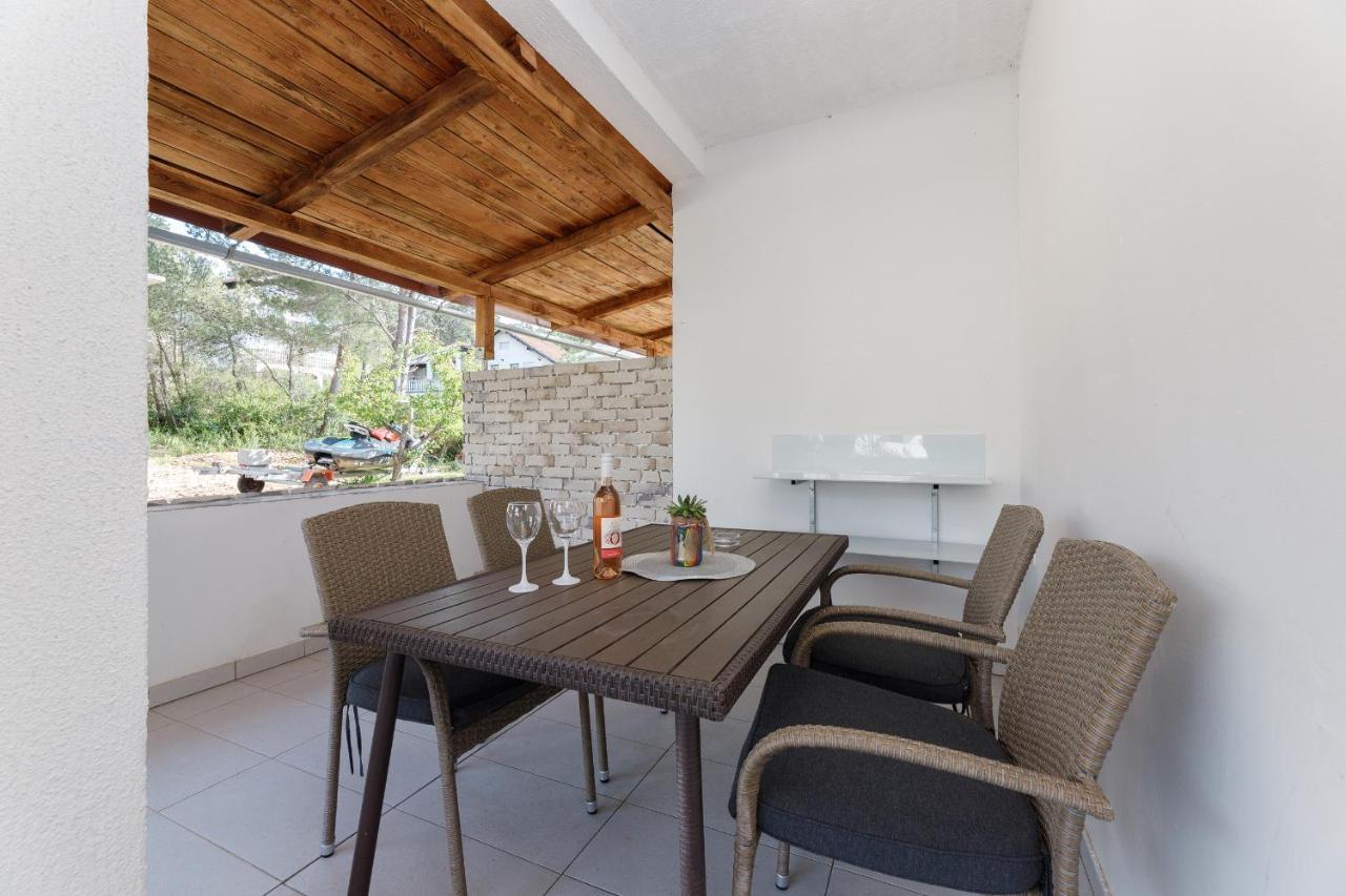 Rosmarin - Family Friendly, Beachfront Appartement Pašman