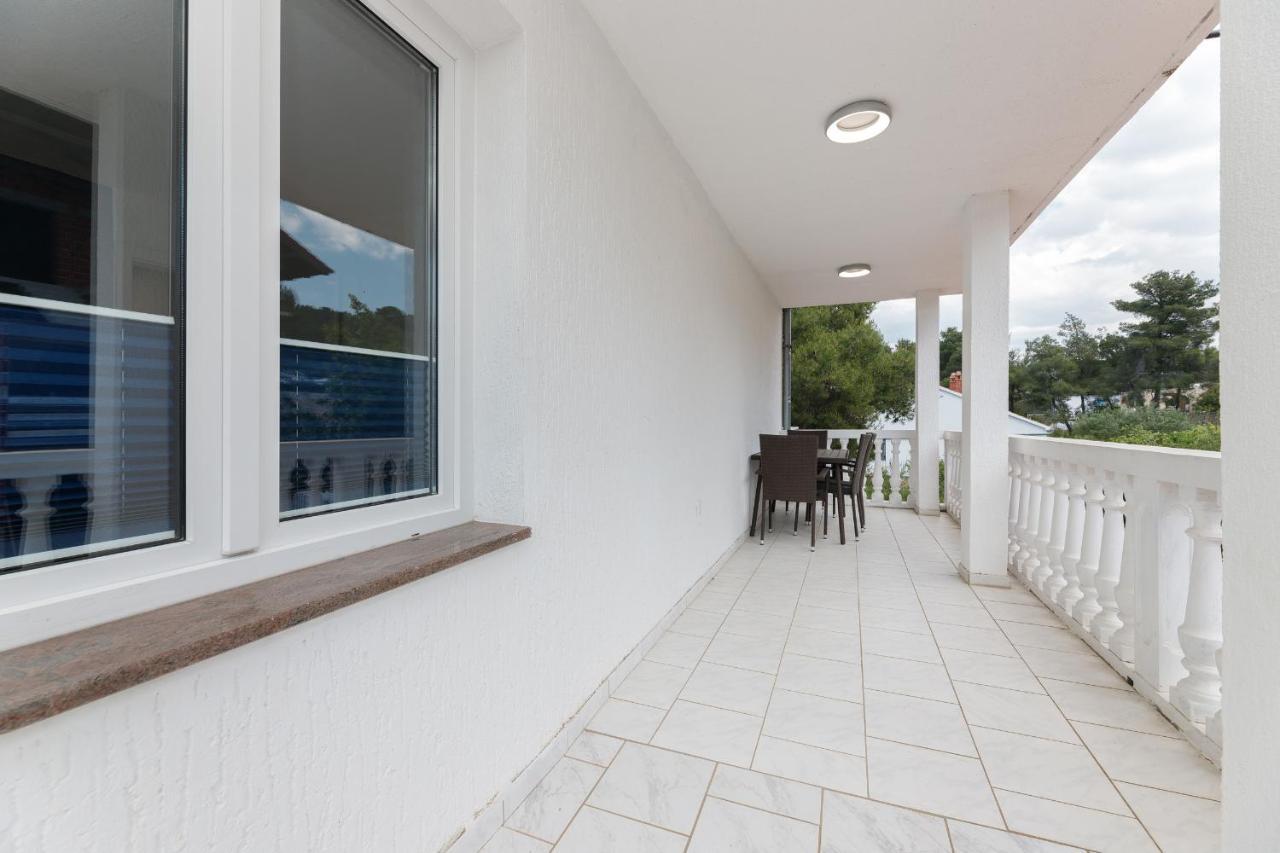 Rosmarin - Family Friendly, Beachfront Appartement Pašman