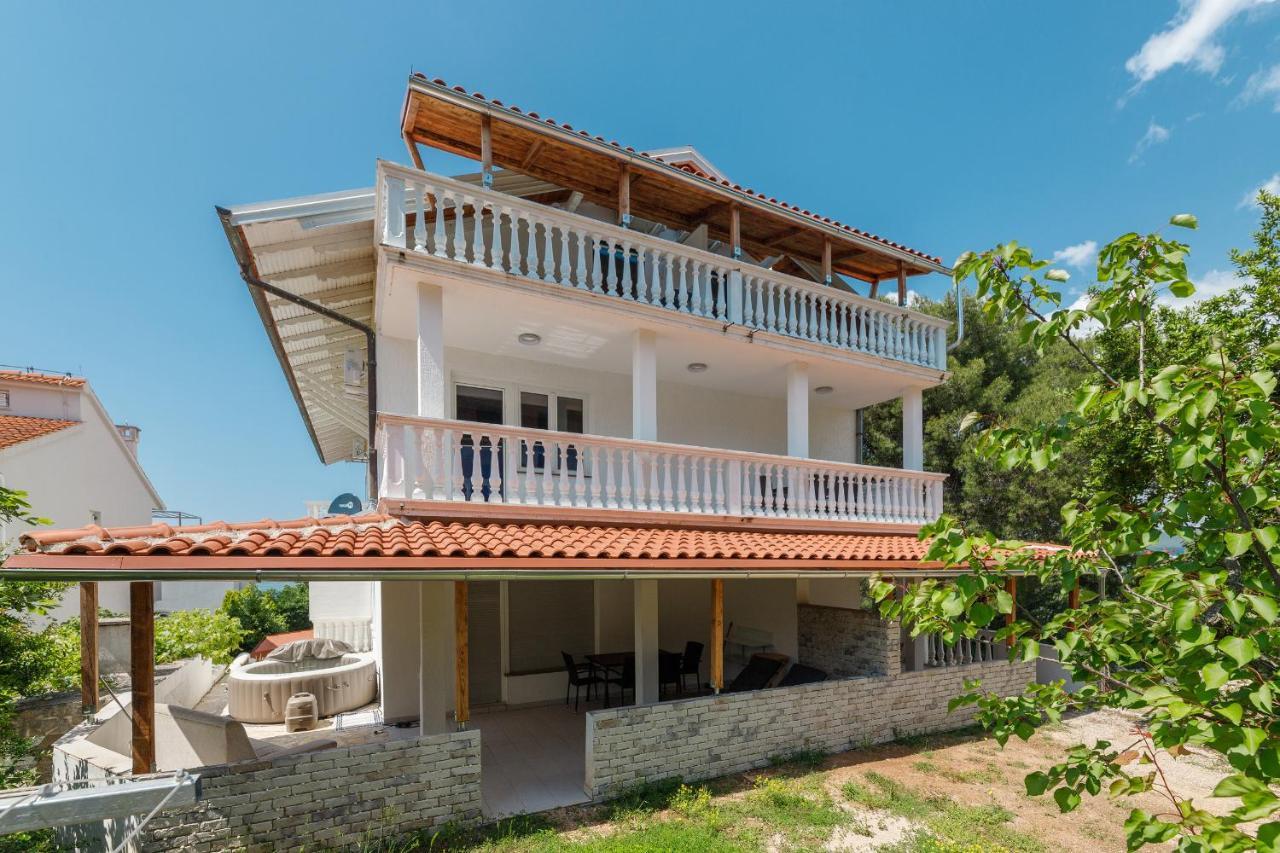 Rosmarin - Family Friendly, Beachfront * Pašman