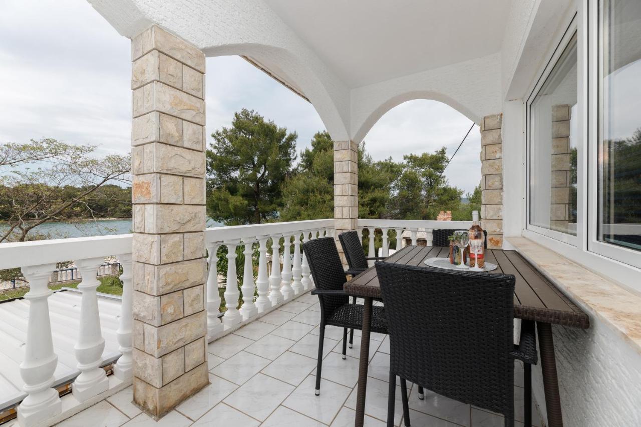 Rosmarin - Family Friendly, Beachfront * Pašman