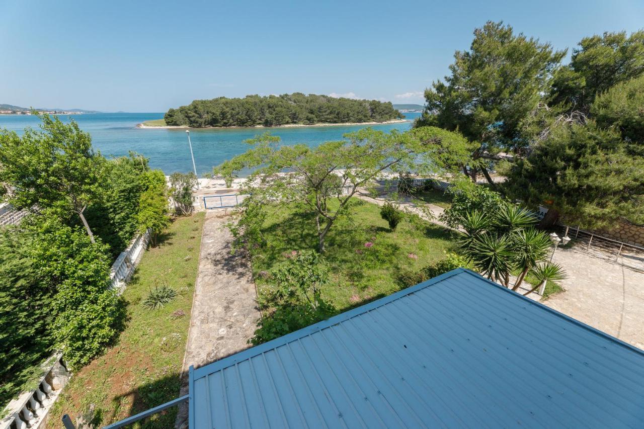 Rosmarin - Family Friendly, Beachfront Appartamento Pašman
